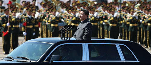 시진핑 중국 국가주석이 9월 3일 전승 70주년 열병식에서 군대를 사열하고 있다. 저자는 2008년 글로벌 경제위기 이후 바뀐 국제 정세에 따라 우리나라의 외교 전략도 변해야 한다고 주장한다. 미지북스 제공