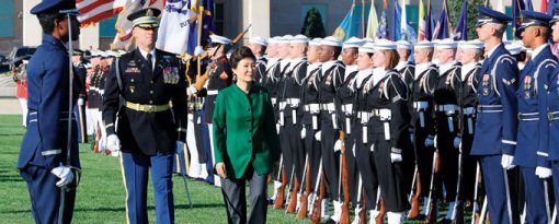 박근혜 대통령이 10월 15일 오전(현지시각) 미국 워싱턴 국방부 청사(펜타곤)를 방문해 공식 의장 행사(Full Honor Parade)에서 
의장대를 사열하고 있다. 사진 출처 주간동아
