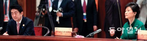 2014년 11월 11일 중국 베이징 옌치후에서 열린 아시아태평양경제협력체(APEC) 정상회담에 참석한 박근혜 대통령(오른쪽)과 아베 신조 일본 총리. 청와대 사진기자단