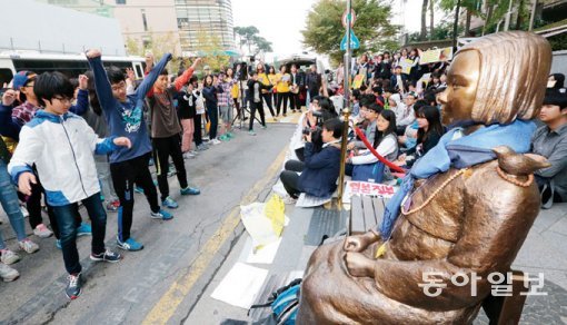 10월 21일 오후 서울 종로구 율곡로 주한 일본대사관 앞에서 열린 제1201차 일본군 위안부 문제 해결을 위한 수요집회에 참석한 학생들이 퍼포먼스를 펼치고 있다. 동아일보 DB