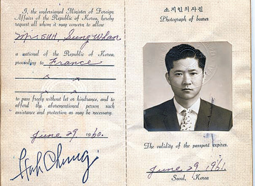 야심 찬 젊은 사업가였던 서성환 아모레퍼시픽 창업주의 1960년 여권. 그는 이 여권을 들고 떠난 유럽 여행에서 전쟁의 후유증과 가난에 지친 조국을 떠올렸고 나라와 이웃, 국내 화장품 산업을 위해 어떤 역할을 해야 할지 구체적인 답을 찾았다. 아모레퍼시픽 제공