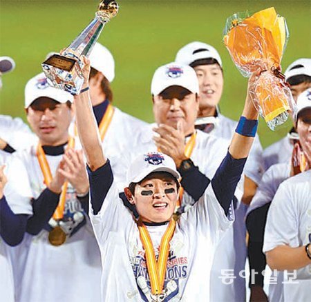 한국시리그 최우수선수(MVP) 정수빈이 두 팔을 들어 팬들의 환호에 답하고 있다. 김종원 스포츠동아 기자 won@donga.com