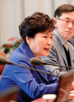 지난 2월 9일 청와대 수석비서관회의에서 모두발언 중인 박근혜 대통령. 대통령은 당시 회의에서 ‘증세 없는 복지’ 공약을 철회할 뜻이 없음을 분명히 했다.