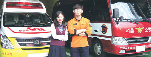 서울 한서고 2학년 손예진 양(왼쪽)은 서울 마포구 마포소방서에서 홍성열 응급구조사를 만났다.