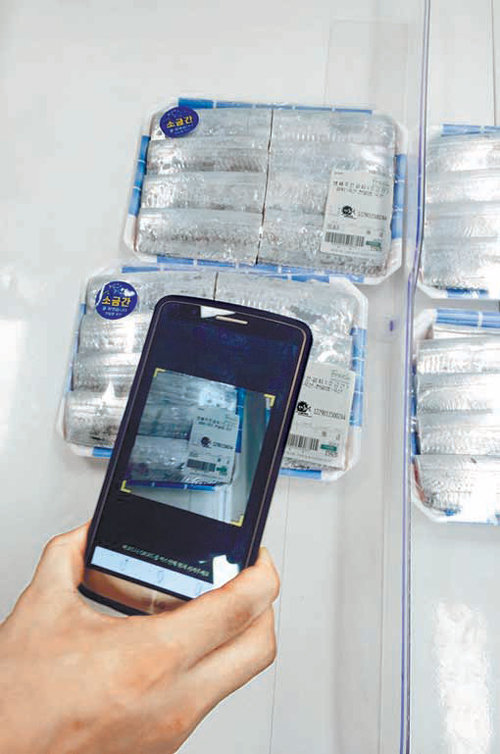 스마트폰에서 ‘수산물이력조회’ 애플리케이션을 내려받은 뒤 수산물 포장의 바코드를 촬영 하면 수산물의 이력을 조회할 수 있다.