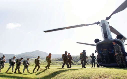 2012년 9월 6일 한국과 미국 특수전사령부 장병들이 광주 특수전교육단에서 진행된 한미연합 강하훈련을 위해 헬기에 탑승하고 있다.