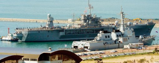한미 을지프리덤가디언(UFG) 훈련 참가를 위해 2014년 8월 12일 부산 남구 해군작전사령부 부산기지에 정박 중인 미 해군 7함대사령부 상륙지휘함 ‘블루리지함’(1만9600t급)과 한국 해군 이지스함 세종대왕함(7600t급)(위부터).