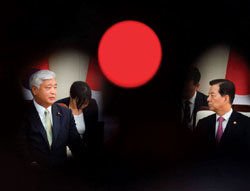 10월 20일 한민구 국방부 장관(오른쪽)과 나카타니 겐 일본 방위상이 서울 용산구 국방부에서 회담하고 있다.
