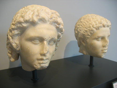 알렉산드로스(왼쪽)와 헤파이스티온의 동상