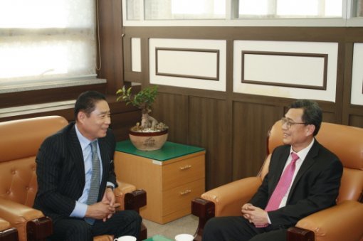 김진형 부산울산지방중소기업청(오른쪽)과 방재홍 서울미디어그룹 회장(왼쪽)