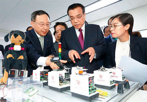 리커창 중국 총리(가운데)가 2일 경기창조경제혁신센터를 방문해 황창규 KT 회장(왼쪽)에게서 스타트업 울랄라랩이 개발한 
스마트센서인 ‘위콘’에 대한 설명을 듣고 있다. 이날 리 총리는 센터 내 스타트업 육성 프로그램과 한국형 창조경제 정책 현황에 
관심을 표명했다. 사진공동취재단
