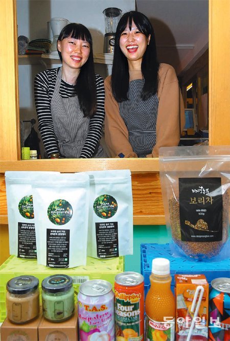 구로시장 영프라쟈의 ‘쾌슈퍼’는 일반 슈퍼마켓에서 찾아보기 힘든 소규모 생산자의 제품들을 판매하고 있다. 쾌슈퍼를 운영하는 윤지혜 씨(왼쪽)와 변은지 씨가 환하게 웃고 있다. 원대연 기자 yeon72@donga.com