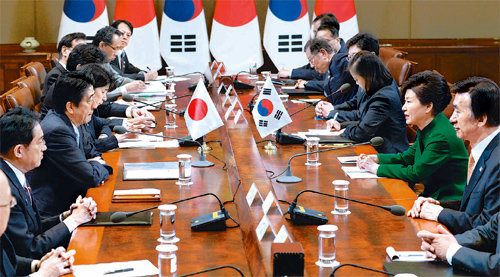 마주 앉은 두 정상 박근혜 대통령과 아베 신조 일본 총리(왼쪽에서 두 번째)가 2일 청와대에서 열린 확대정상회의에서 마주 앉아 인사말을 하고 있다. 청와대사진기자단