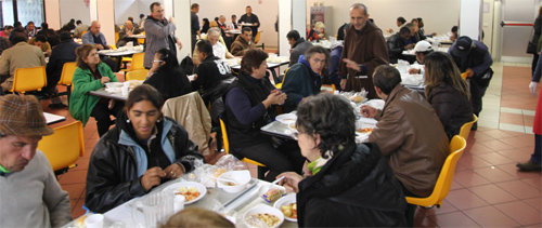 이탈리아 ‘빈자들을 위한 프란치스코 성자회’가 밀라노에서 운영하고 있는 무료급식소. 당초 이민자를 위해 만든 이곳에 최근에는 가난한 이탈리아 젊은층도 찾고 있다. 밀라노 빈자들을 위한 프란치스코 성자회 제공