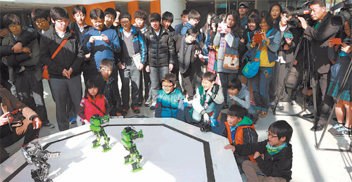 2014년 열린 ‘오픈 KAIST’에 참가한 학생과 학부모들이 ‘SoC로봇’ 공연을 흥미진진하게 지켜보며 즐거워하고 있다. KAIST 제공