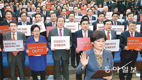 與 ‘올바른 교과서 만들기’ 결의



새누리당 역사교과서개선특위 간사인 강은희 의원(앞줄)이 올바른 역사 교과서 만들기와 경제활성화 법안 처리를 촉구하는 결의문을 낭독하고 있다. 김무성 대표, 원유철 원내대표(왼쪽에서 세 번째부터)를 포함한 의원들이 동참해 구호를 외치고 있다. 전영한 기자 scoopjyh@donga.com