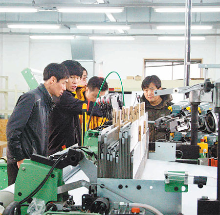 4일 대구 서구 한국섬유개발연구원 신제품개발센터에서 연구원들이 슈퍼섬유 전용 제직기기를 작동시키고있다. 한국섬유개발연구원 제공