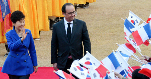 박근혜 대통령과 한국을 찾은 프랑수아 올랑드 프랑스 대통령(오른쪽)이 4일 청와대에서 열린 공식환영식에서 의장대를 사열한 뒤 태극기를 흔드는 어린이들의 환영을 받고 있다. 청와대사진기자단