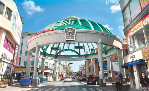 최근 울산 중구 성남동에 완공된 시계탑. 1966년 세워진 시계탑 대신 최신 시설의 시계탑으로 재탄생했다. 중구 제공