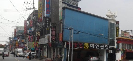 시흥시 정왕동 일대(사진 왼쪽), 월곶포구 유흥가(사진 오른쪽)