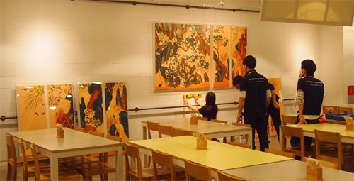 미술품 대여 업체인 ‘오픈갤러리’ 직원들이 네이버 본사 식당에 그림을 걸고 있다. 지난해 1년 계약을 했다가 직원들의 평이 좋아 최근 1년 연장 계약을 했다. 오픈갤러리 제공