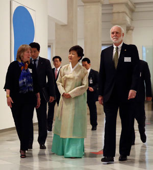 박근혜 대통령은 2013년 5월 미국 방문 때 스미소니언 박물관에서 백남준 전시를 감상했다.