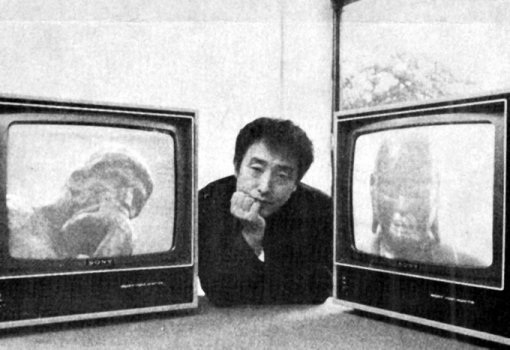 1976년 독일에서 자신의 작품 ‘TV 로댕’ 옆에서 포즈를 취한 44세 때의 백남준.