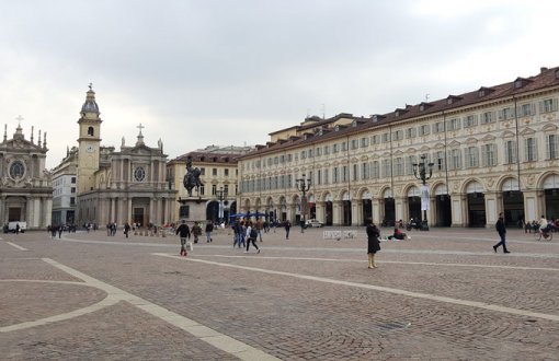 토리노의 중심, 산 카를로 광장. 1650년에 완성된 곳으로 성당과 왕궁 등 중요 건축물이 카페, 부티크 등과 어우러져 있다.