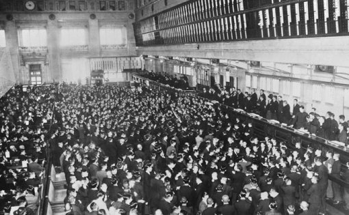 1930년대 중반 일본은 수출이 급증하면서 호황을 누렸다. 주식 투자자들로 가득한 도쿄 증권거래소.