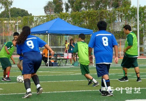 미국 캘리포니아 주 로스앤젤레스에 있는 벨몬트 고교에서 발달장애 학생들이 7인제 축구를 하고 있다.