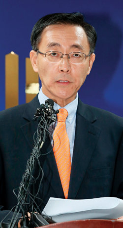 2013년 9월 26일 수원지방검찰청에서 당시 김수남 검사장이 이석기 내란음모 사건에 대한 중간 수사 결과를 발표하고 있다.