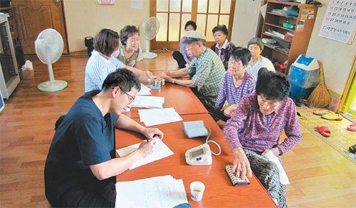 충북 영동군이 도내 처음으로 올해부터 시행 중인 경로당 전담 주치의제가 주민들로부터 큰 호응을 얻고 있다. 영동군 제공