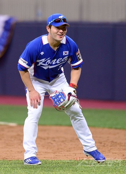 넥센 박병호가 7일 1285만달러(약 146억원)의 포스팅 결과를 받아들며 빅리그 진출을 향한 첫 관문을 활짝 열었다. 박병호가 쿠바와의 슈퍼시리즈에 앞서 3일 고척스카이돔에서 수비련을 하며 밝게 웃고 있다. 스포츠동아DB