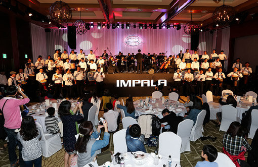 임팔라 라이프스타일 케어 이벤트에 참석한 고객들이 오케스트라의 협연 콘서트에 참여해 공연하고 있다. 사진제공｜쉐보레