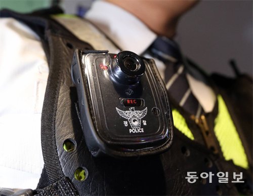 일선 지구대 경찰관이 앞가슴에 착용한 웨어러블 폴리스캠. 최혁중 기자 sajinman@donga.com
