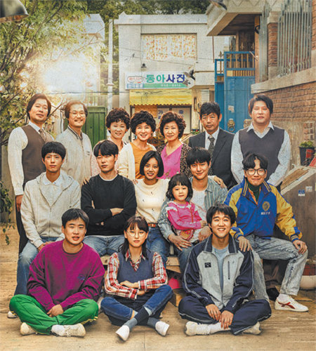 6일 첫 회가 방영된 tvN 금토 드라마 ‘응답하라 1988’은 가족 드라마의 느낌이 진하다. 1988년 서울 도봉구 쌍문동의 다섯 가족의 이야기를 다룬 이 작품은 포스터에 남녀 주인공이 나왔던 전작과는 달리 가족 전체를 등장시켰다. tvN 제공