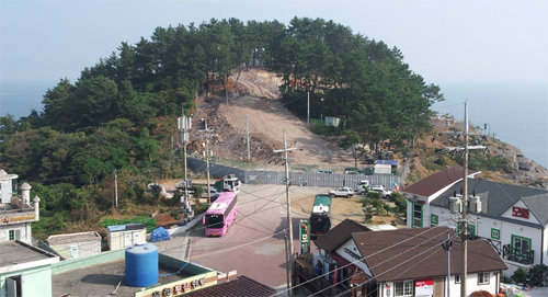 전남 여수시 돌산읍 금오산의 거북이 형세 머리 부분에 해당하는 정상 부근에는 간첩선을 발견한 임포소초가 있다. 여수시 제공