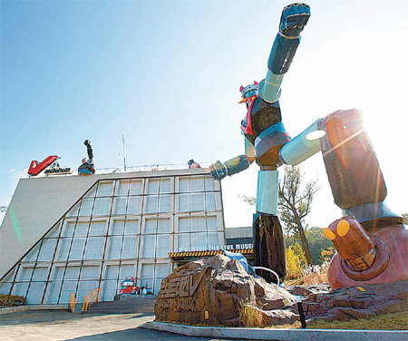 서울 강동구 아리수로 ‘브이센터’ 전경. 전시관 앞에 설치된 15m 크기의 태권V 모형은 30, 40대에게 소년 시절의 향수를 자극한다. 브이센터 제공