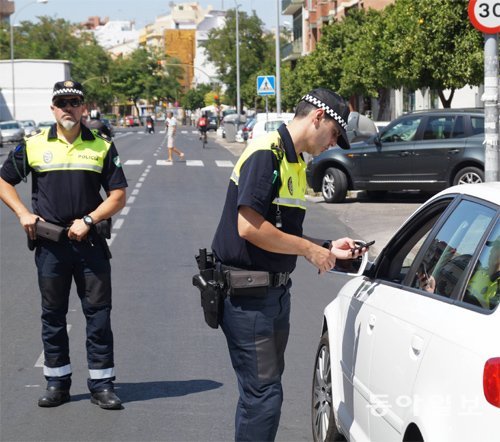 스페인 세비야 산타후스타 지구의 한 도로에서 다니엘 곤살레스 경찰관이 속도 위반 운전자를 단속하고 있다. 세비야=권오혁 기자 hyuk@donga.com