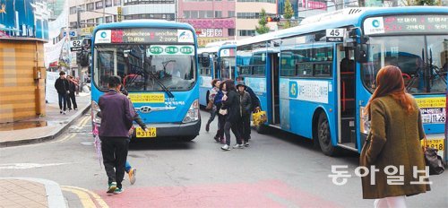 9일 인천 중구 경인전철 동인천역 앞에서 시민들이 시내버스를 이용하고 있다. 인천지역 시내버스 노사는 노동쟁의 조정 기간을 19일까지 연장할 예정이다. 김영국 동아닷컴 객원기자 press82@donga.com