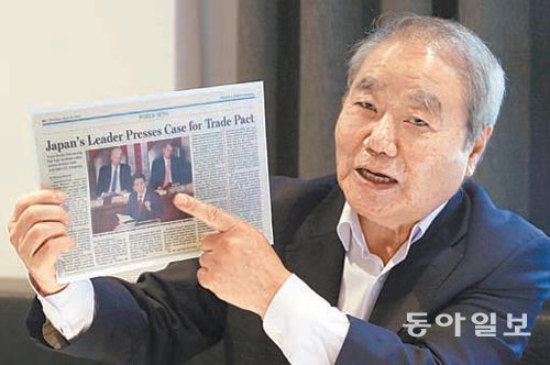 9일 고창근 독도수호국제연대 집행위원장이 올 4월 일본 아베 총리의 미국 하원 연설 사진이 실린 신문기사를 가리키고 있다. 양회성 기자 yohan@donga.com