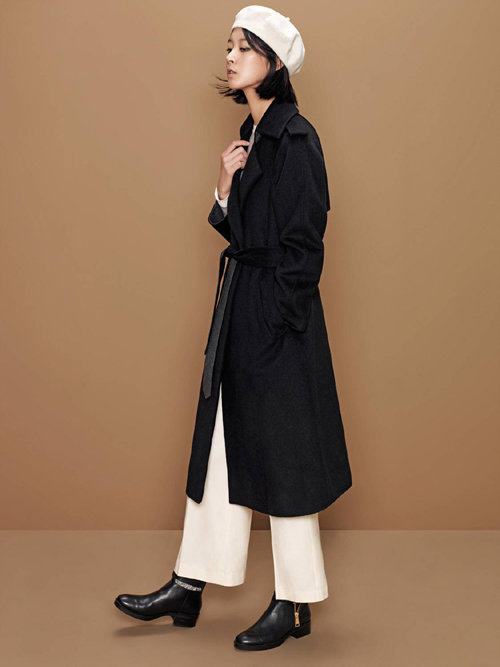 루즈한 맥시 코트 스타일의 에잇세컨즈 코트.