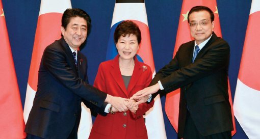 박근혜 대통령과 아베 신조 일본 총리(왼쪽), 리커창 중국 총리가 11월 1일 청와대에서 한중일 정상회의에 앞서 손을 맞잡고 있다.