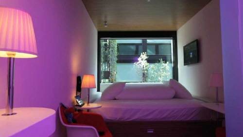 침대 하나로 거의 꽉 차는 시티즌M 호텔 객실의 모습. 사진출처: 시티즌M 유튜브 소개 영상