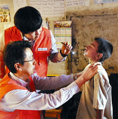 계명대 동산의료원 남성일 이비인후과 교수가 4일 네팔 럼중 지역의 한 병원에서 어린이 환자를 진료하고 있다. 계명대 동산의료원 제공