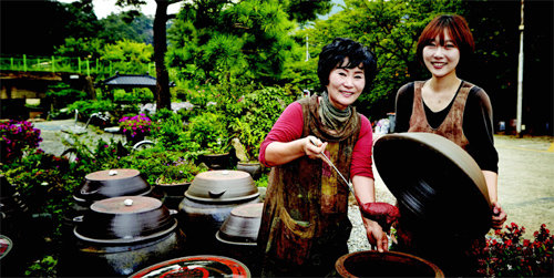 2013년 귀농한 김진경 씨(오른쪽)가 어머니와 함께 담근 고추장을 퍼올리고 있다. 김 씨는 매운탕 식당을 하던 가업을 물려받아 전통장 제조까지 영역을 확대했다.