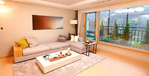 13일 본보기집을 여는 경기 용인시 수지구 동천2지구 ‘동천자이’의 전용면적 84㎡A형 거실. 18일 특별공급을 시작으로 19일 1순위, 20일 2순위 청약을 받는다. GS건설 제공