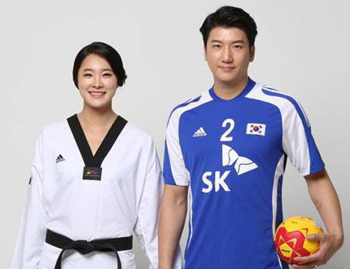 남자 핸드볼 국가대표팀 유니폼을 입은 정의경(오른쪽)과 태권도 도복을 입은 박혜미 씨. 정의경 제공
