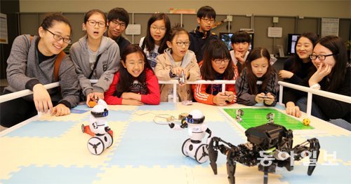 4일 일본 도쿄 TEPIA 선단 기술관을 찾은 전국학생과학발명품 경진대회 수상자들이 거미로봇을 지켜보며 신기해하고 있다. 도쿄=이은택 기자 nabi@donga.com