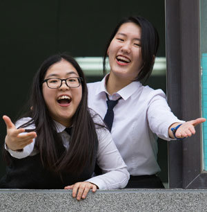 강원랜드가 후원하는 하이원 원정대에 선발돼 유럽 연수를 다녀온 김혜원(왼쪽), 이은서 학생. 도계전산정보고등학교 2학년이다.